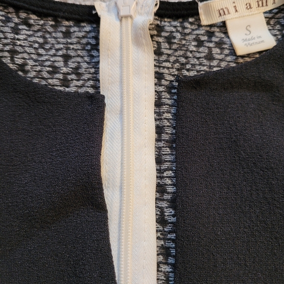 EUC Miami Size Small Black and Gray Women's Dress V Neck Cap Sleeve Zip Back - Picture 9 of 10